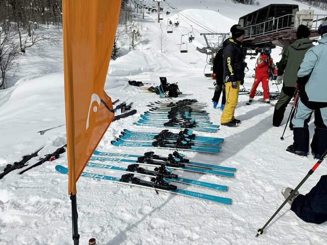 「雪質日本一のまち」を標榜する名寄市のピアシリスキー場では、何と幸運なことにHEADの板の試乗会が開催されていました