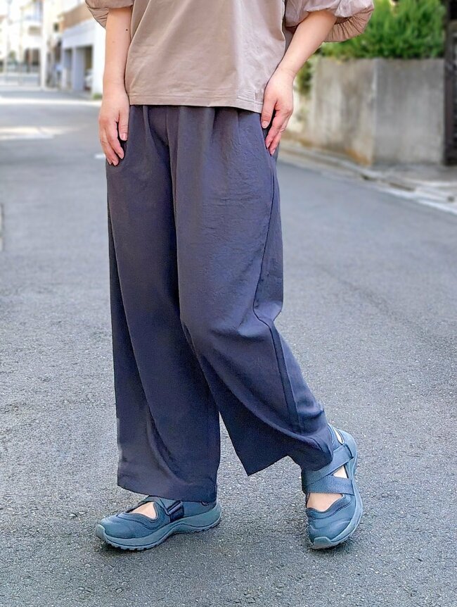 「ほんと、涼しい！」無印良品の“風を通すワイドパンツ”サラッとして気持ちいい！「着丈も丁度いい」「酷暑日に活躍すること間違いなし」