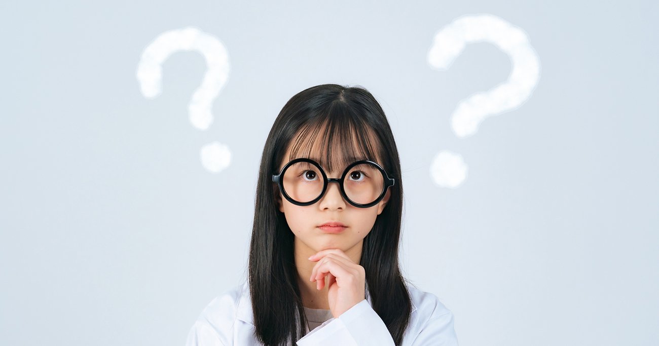 クエスチョンマークを頭に浮かべた女の子