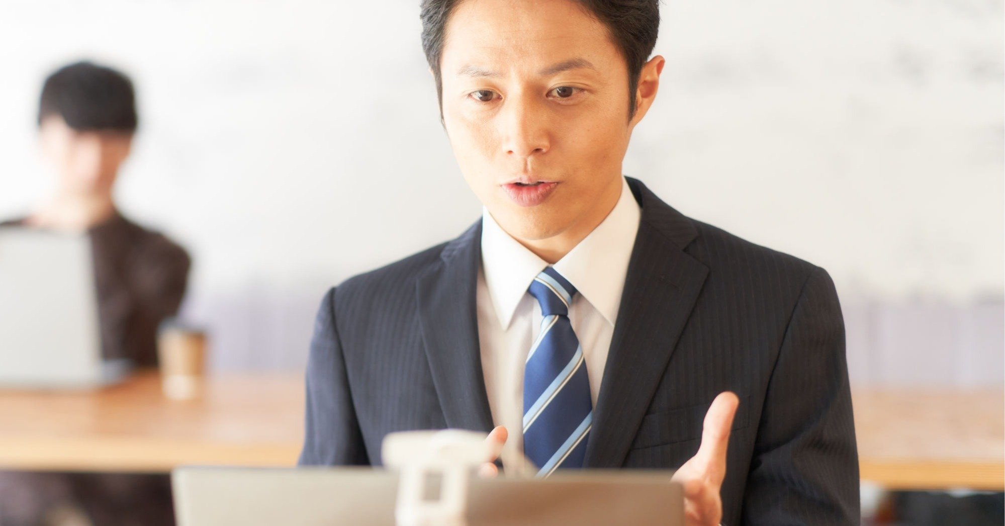 「カフェで機密情報をベラベラ話す人」はいったい何を考えているのか？【ダダ漏れオンライン会議】