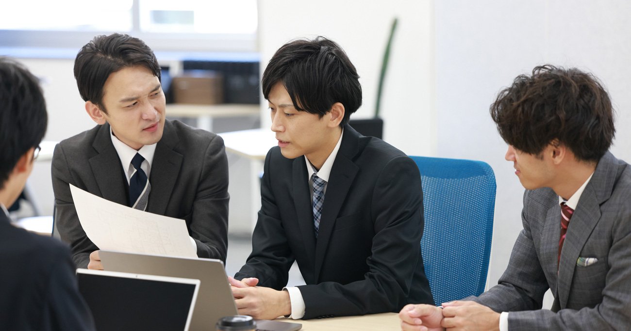 仕事をしない人、もう少し具体的に言うと「会議で批判だけする人」「無責任にアイデアだけ出して自分は動かない人」は少なからずどの会社にもいるのではないだろうか(写真はイメージです)