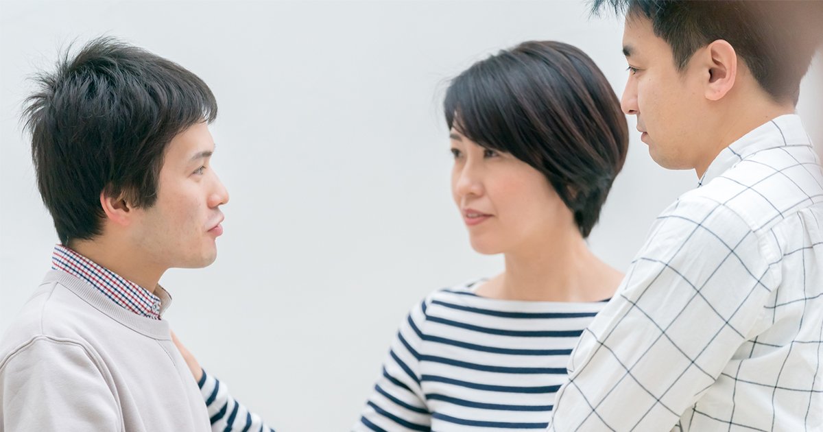 SNSで流れてきたおすすめをなんとなく眺める女性