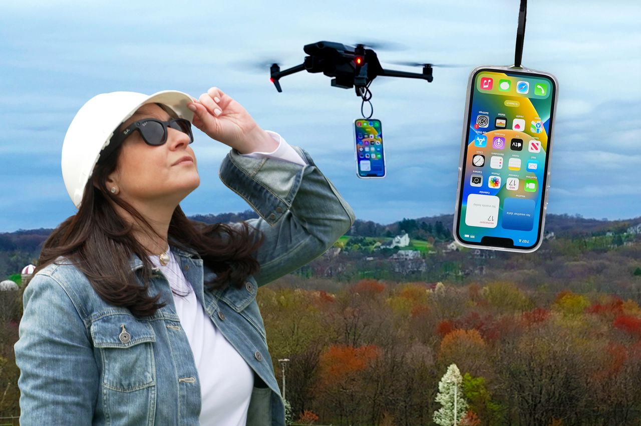1万6000フィート上空を飛行中の旅客機から吹き飛ばされたiPhone（アイフォーン）はなぜ無事だったのか？　その理由を突き止めるため、ジョアンナ・スターン記者がドローンからアップルとサムスン電子のスマートフォンを落とす実験をした（英語音声、英語字幕あり）