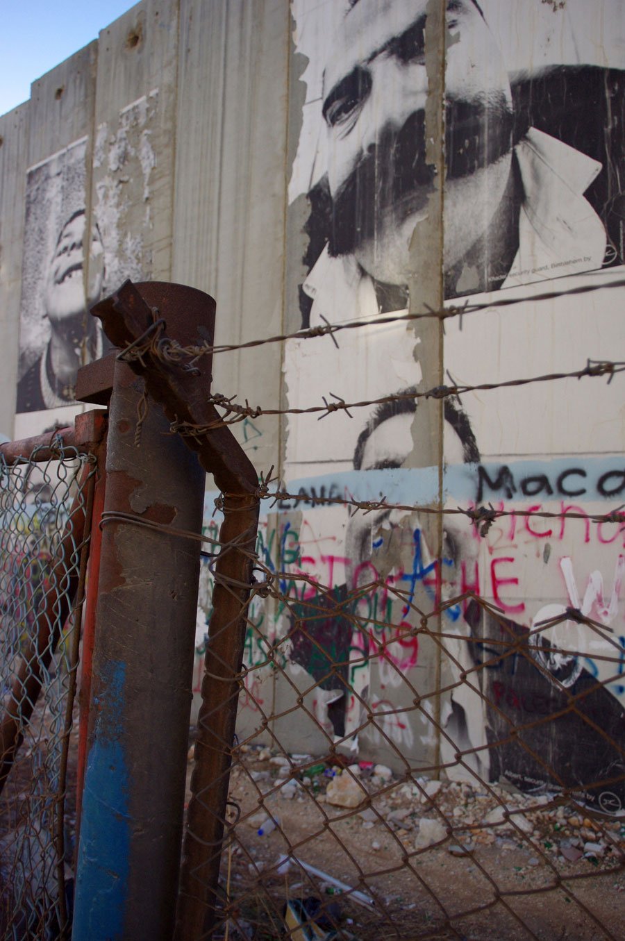 有刺鉄線越しのパレスチナ