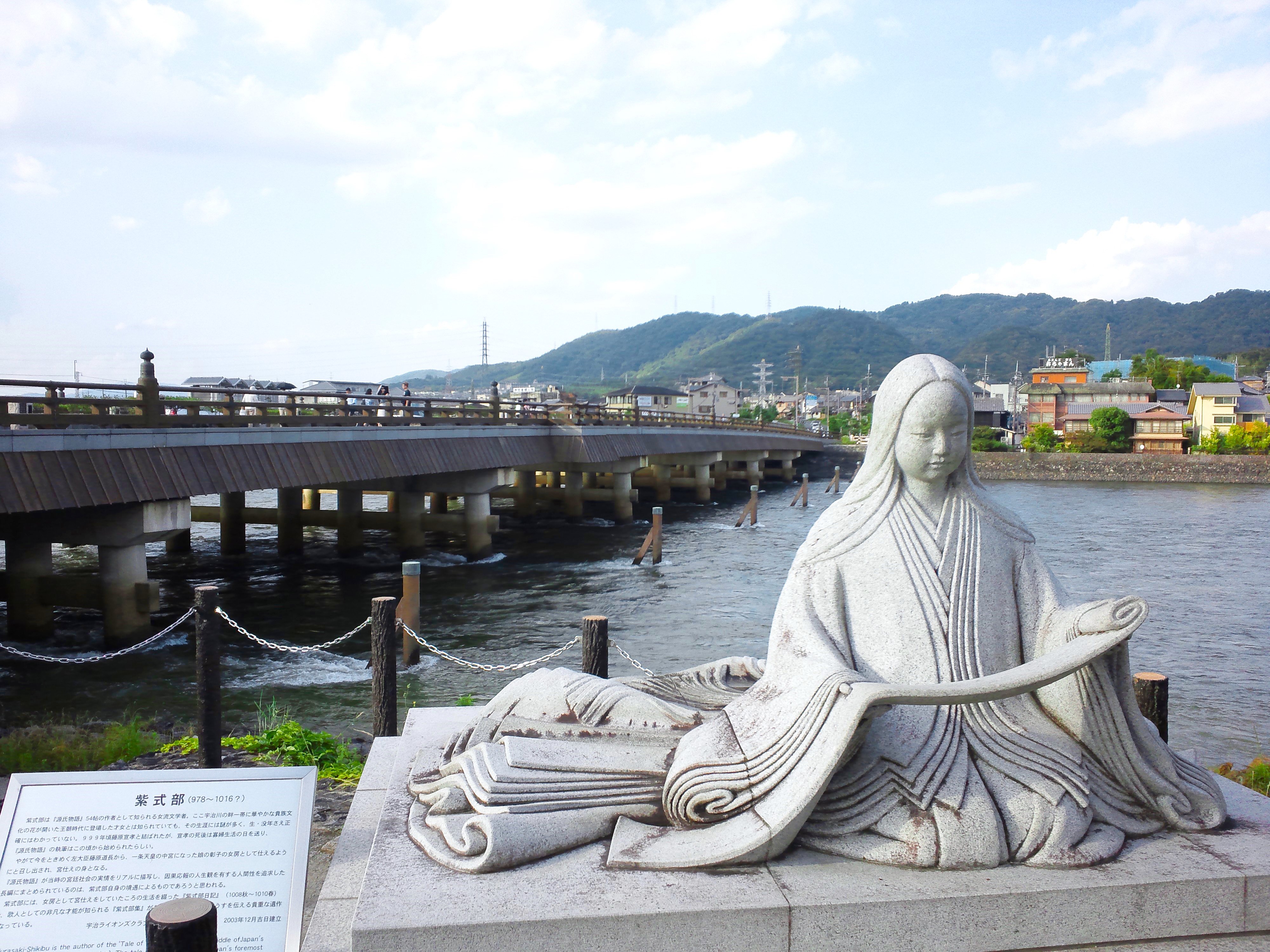 紫式部の石像