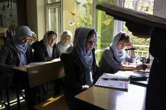 タリバンに抵抗　アフガン女子教育の火を絶やさず