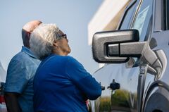 「テスラ式」EV直販、追随めざす米車大手