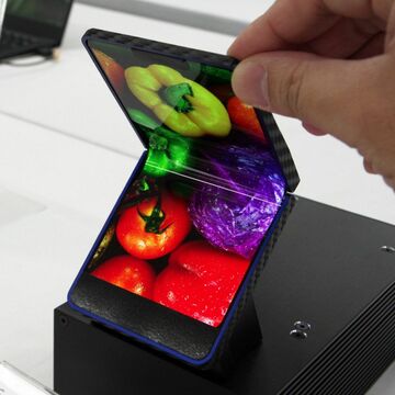 シャープが自社で製造!! スマホ向けの「折りたたみ有機EL」