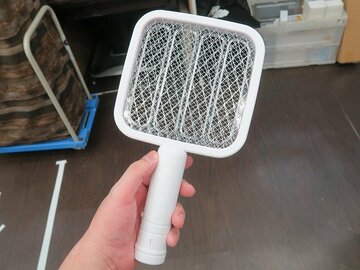 電撃ラケットと誘蛾灯が合体して1980円！ 「2in1害虫バスター」発売