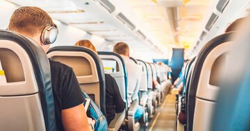 飛行機の前の席に座ったのは、許可なく思い切りシートを下げる男だった