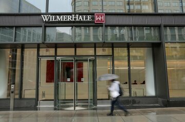 法律事務所との訴訟継続、トランプ氏が命令