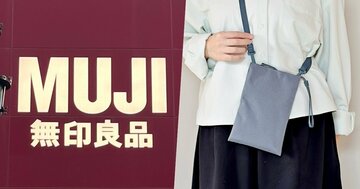 「ポケットがわりに使ってます」無印良品の“大きく開くサコッシュ”が使い道いろいろで優秀すぎる！「サッとお出かけできて最高」「見た目以上の収納力」
