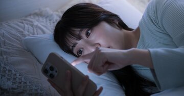 【夜中までスマホを握りしめているあなたへ】スマホを見過ぎている人がやるべき行動・ナンバー1