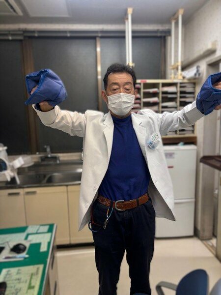 おもり（ダンベル）を持って腕を上げ下げする運動2