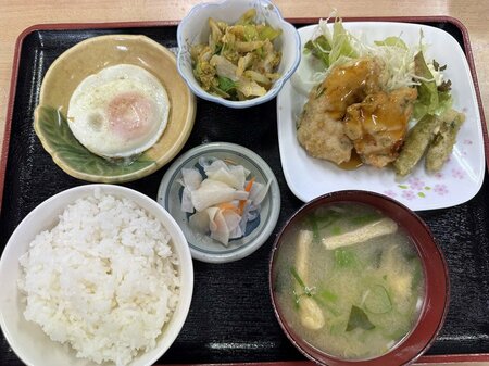 おかずが4品付き、おいしい味噌汁とホカホカごはんでたった500円