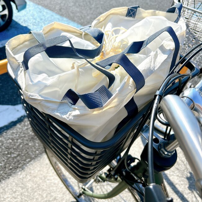 「セルフレジに最適」ガバっと開いて使いやすい!3COINSの“大容量エコバッグ”カゴいっぱいの商品がまるっと入った!「楽に詰めることができて良い」「とても重宝しています」