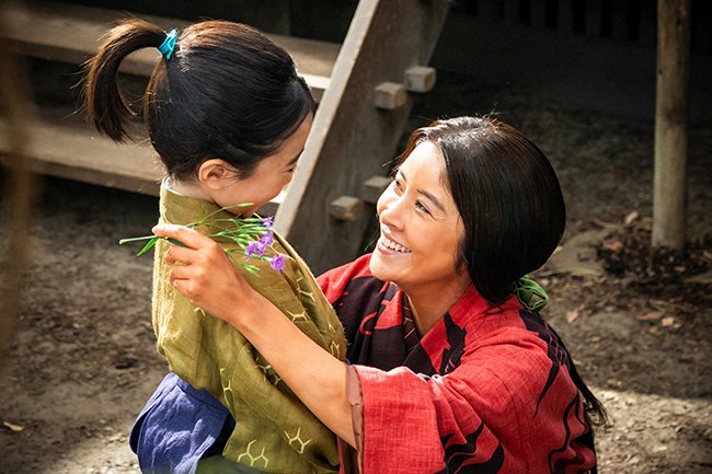 秀吉の姉・とも（演：宮澤エマ）の子である万丸は、人質として宮部継潤に差し出される　（C）NHK