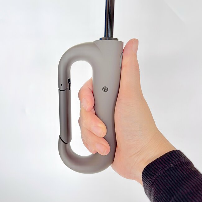 もう普通の傘に戻れない…3COINSの「天才レイングッズ」雨の日のストレスを減らせて嬉しい！「ありそうでなかった！」「すごく助かっています」