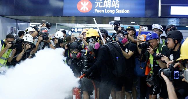 香港の衝突が世界に拡散、親中派デモの裏で何が