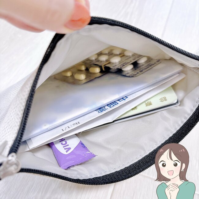 お薬手帳や診察券、処方薬がまるっと入った！スターバックスの「オシャレな薄型ポーチ」お財布代わりにもなって使い勝手バツグン！【購入レビュー】