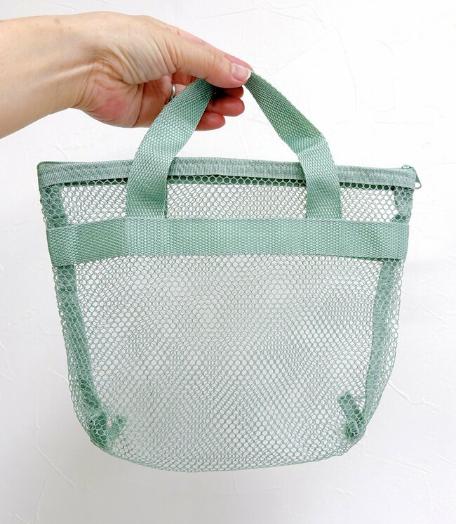 便利すぎて3色まとめ買いした!セリアの「無印みたいなミニバッグ」通院セットや暑さ対策グッズ入れにぴったり!【購入レビュー】