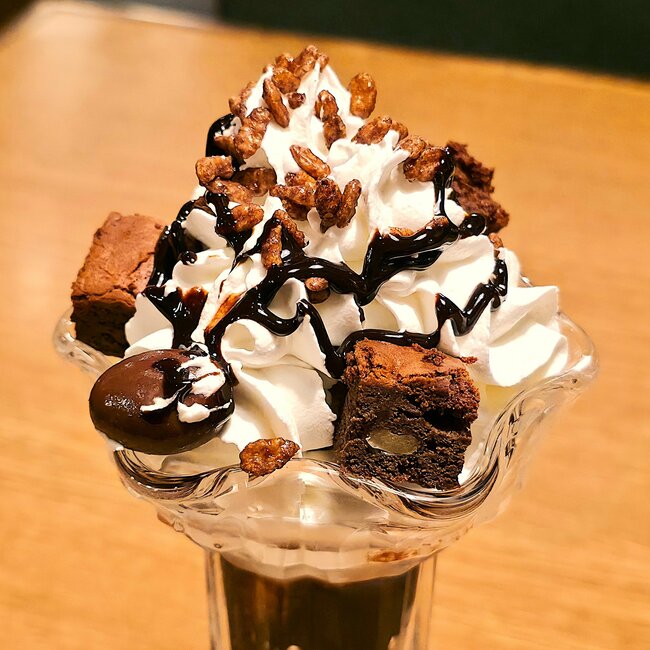 「価格がバグってる」びっくりドンキーの“クリーム山盛りスイーツ”が660円とは思えぬボリューム感！「理想が詰まってる」「コスパ考えるとかなりおいしい」