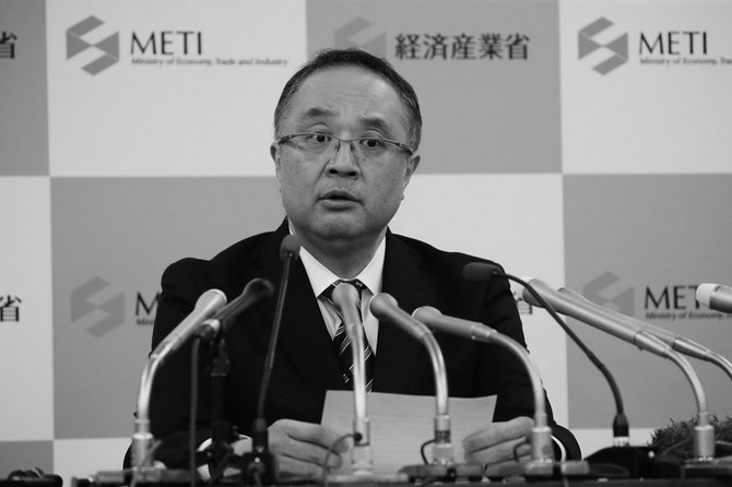 韓国との輸出管理を巡る協議再開を発表する経済産業省の担当者