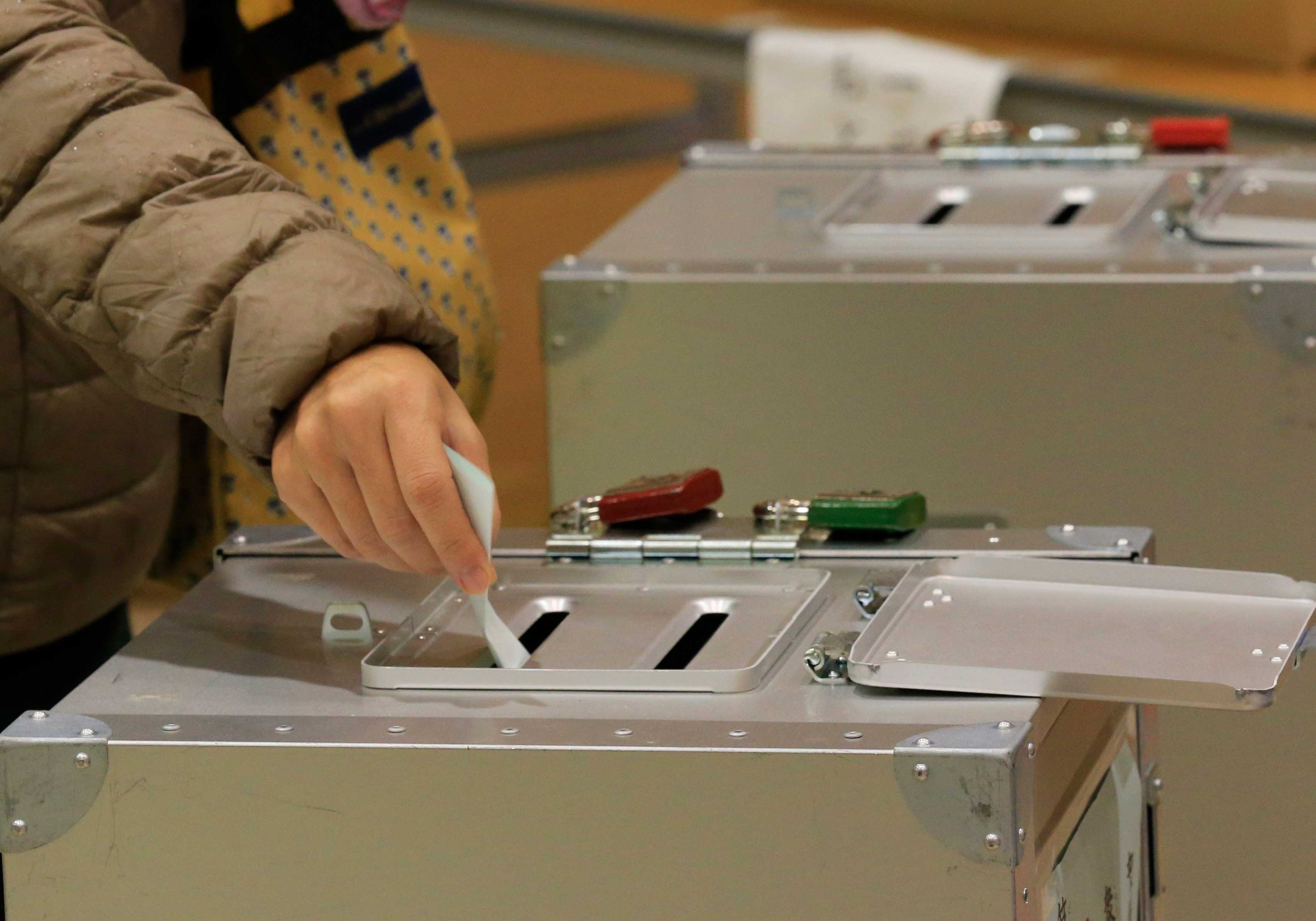 衆院選で政権に高齢者が批判的、若年層が肯定的になった理由