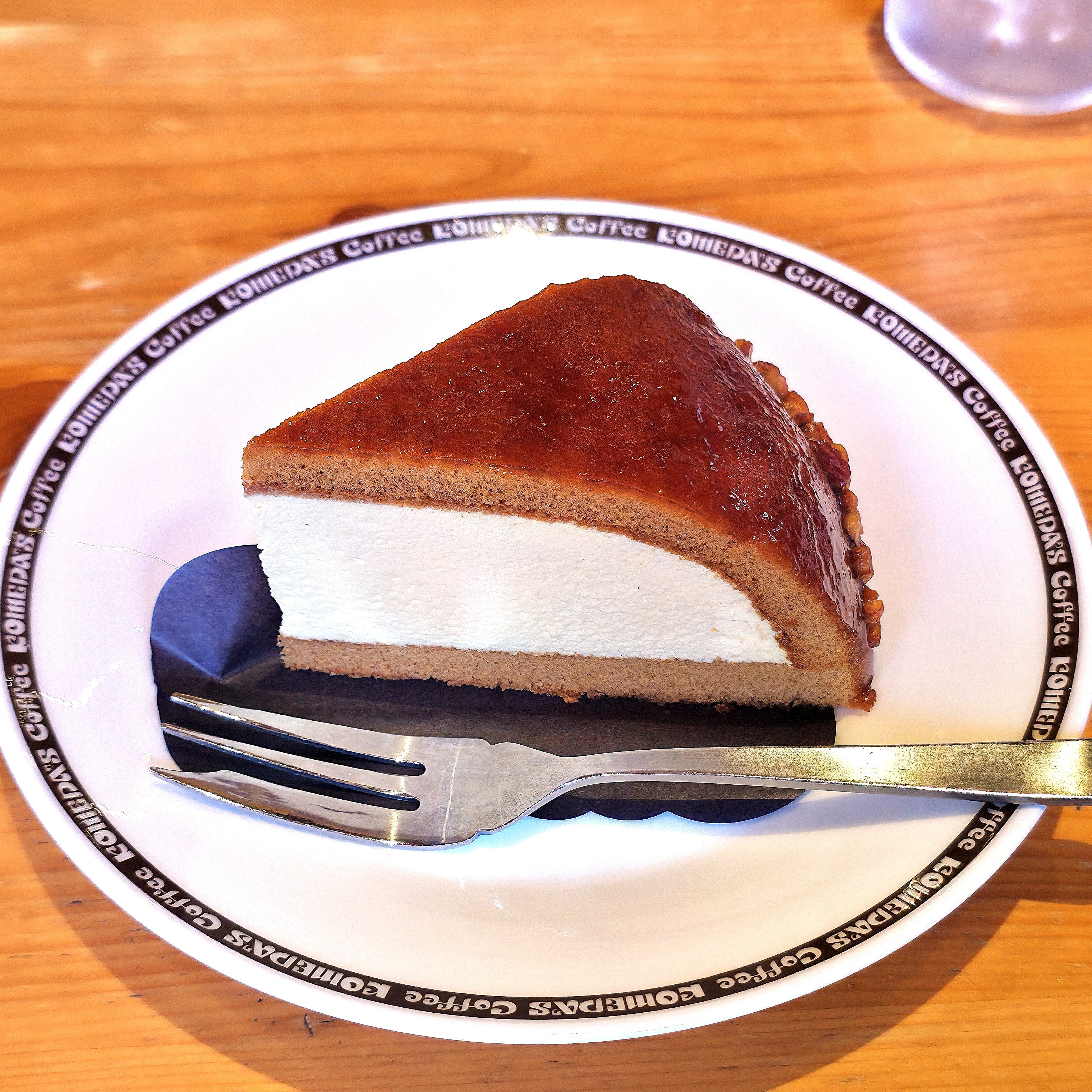 「一生売っててほしい」スタバの“限定スイーツ”クリームたっぷりで幸福感スゴいんです！「あと3回は食べたい」「でかいし、クリームの盛りがすごい」