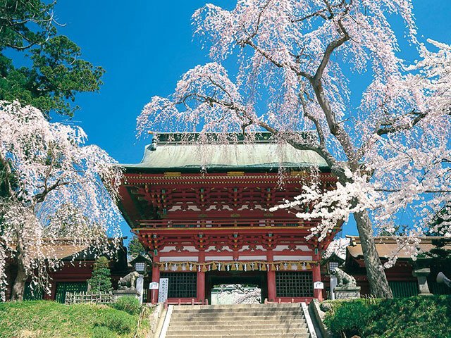 石段を上った先にある鹽竈神社の楼門