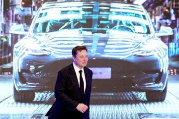 マスク氏の微妙な戦略　テスラ値下げは吉か凶か