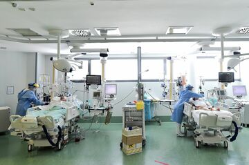 進歩するコロナ治療法、多剤併用に期待の声