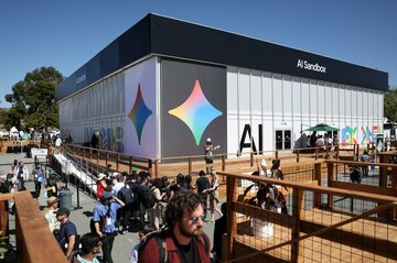 オープンAIやグーグル、社内でのAI活用法は