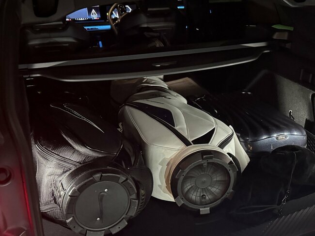 大きくて横幅も広いクルマなのだが、キャディバッグが横向きに入らない。2つ入れたい場合は、後席を倒して縦に積む