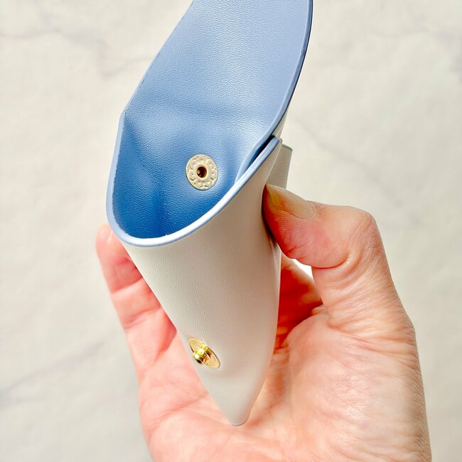 「やっと買えた」「最後の一個だった」カルディの“めちゃ軽コインケース”が可愛すぎる！「店舗にはまだ売ってた！」