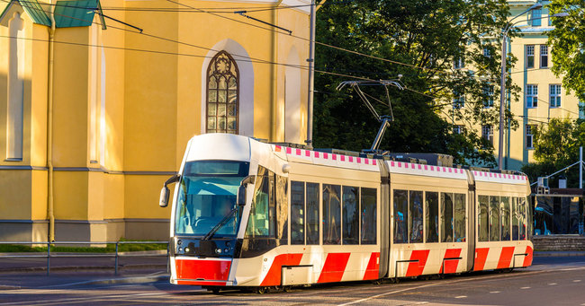 エストニアの首都・タリンでは、住民は公共交通機関を無料で使えます。