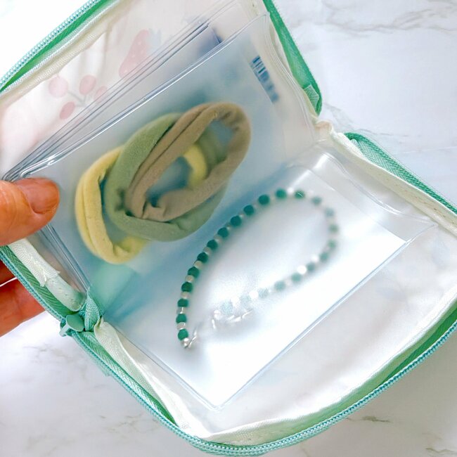 便利すぎて追加購入したい！セリアの「仕分けミニポーチ」ミニ財布にも薬入れにもなって天才！《購入レビュー》