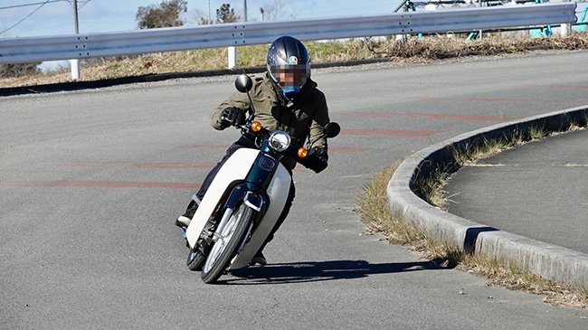 原付二種のスーパーカブ110は、道の流れに乗った後でも、加速したいときに乗り手の意思を受け止めてくれる余裕がある　Photo by A.T.