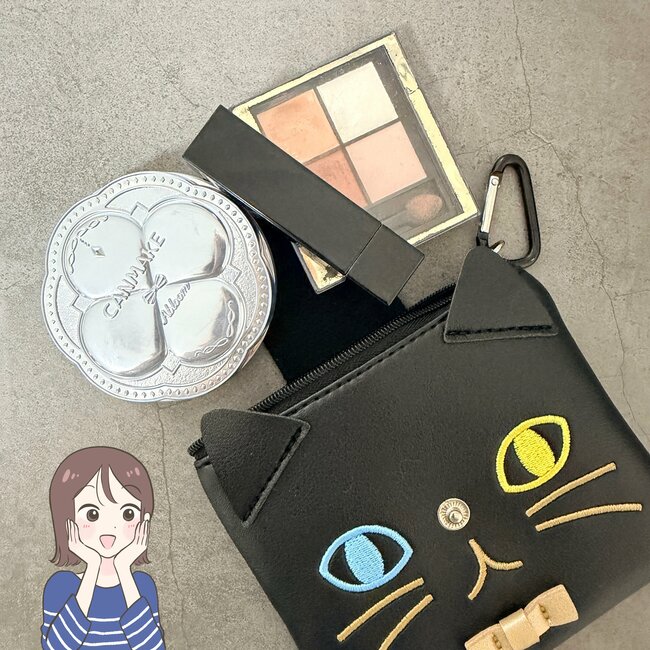お薬が70錠も入った…！カルディで見つけた「くろねこの激かわケース」ミニ財布にもなるし、カバンに付けて持ち運べて天才！《購入レビュー》