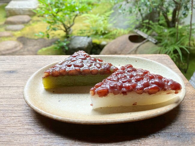 「仙太郎」(下京区)の水無月は、手前のプレーンと奥の抹茶のほか、黒糖風味も