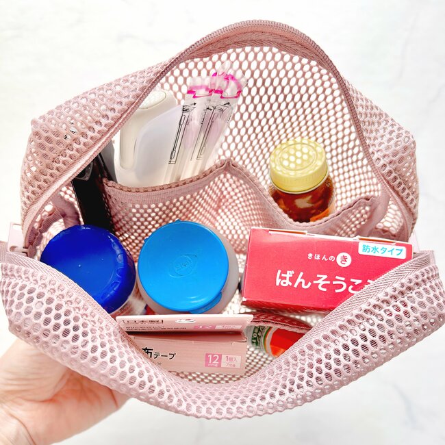 お薬手帳や診察券がまるっと入る！無印良品の“ポケットたくさんポーチ”カードを100枚収納できて天才すぎる！「サイコーの一言」「追加購入しました」