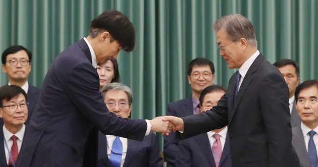 韓国の野党はチョ氏の強硬任命を“史上最悪の人事”とまで非難しており、朝鮮半島というセンシティブな場所に位置する韓国が、どのように政治と経済の落ち着きを目指すか、先行きはますます見通しづらくなっています。