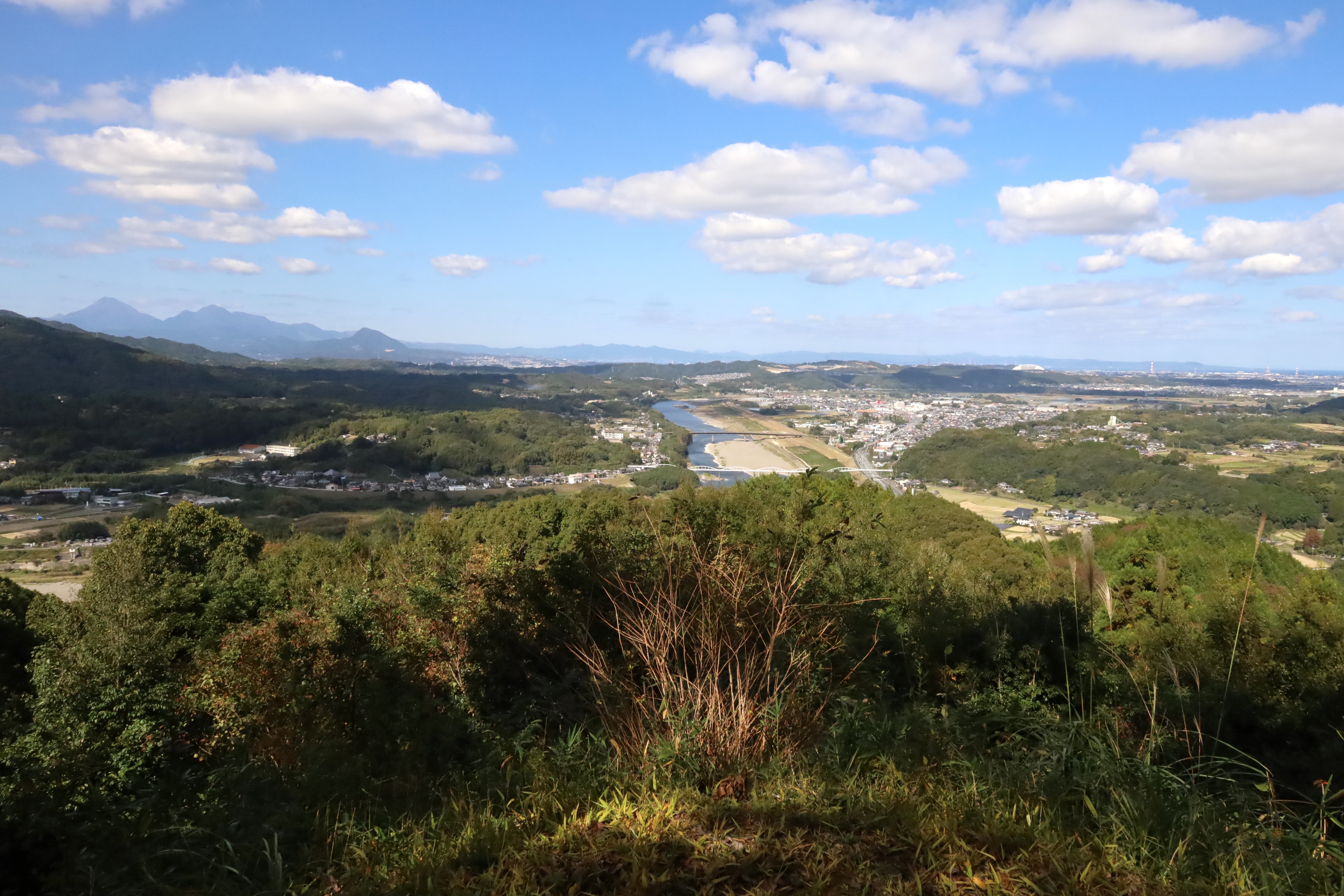 鶴賀城から北の眺望。眼下手前の橋あたりを左から右へ渡河した