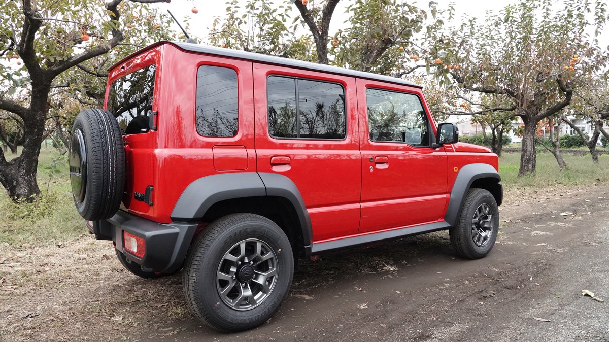 5ドアになったことで、シエラより全長が340m長くなった。最小回転半径も大きくなっている