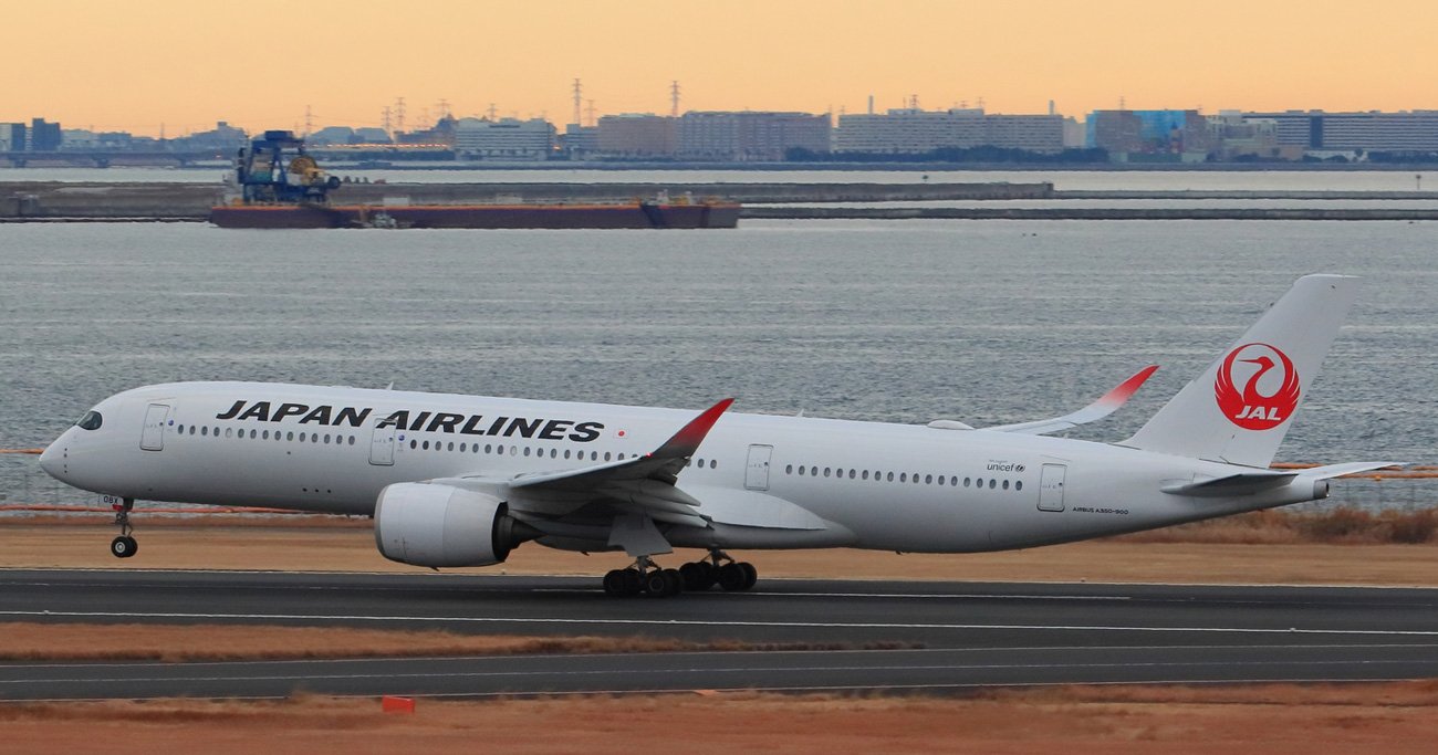 滑走路は平坦なのに、飛行機の離着陸のときに飛行機がガタガタと揺れるワケとは？