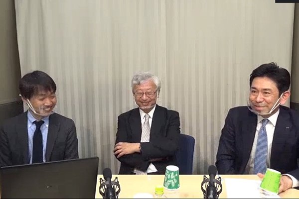 右からKDDIサービス企画開発本部丸田徹副本部長、伊藤元重教授、モデレーターのダイヤモンド社デジタルビジネス局コンテンツ企画開発部 前田剛副部長。