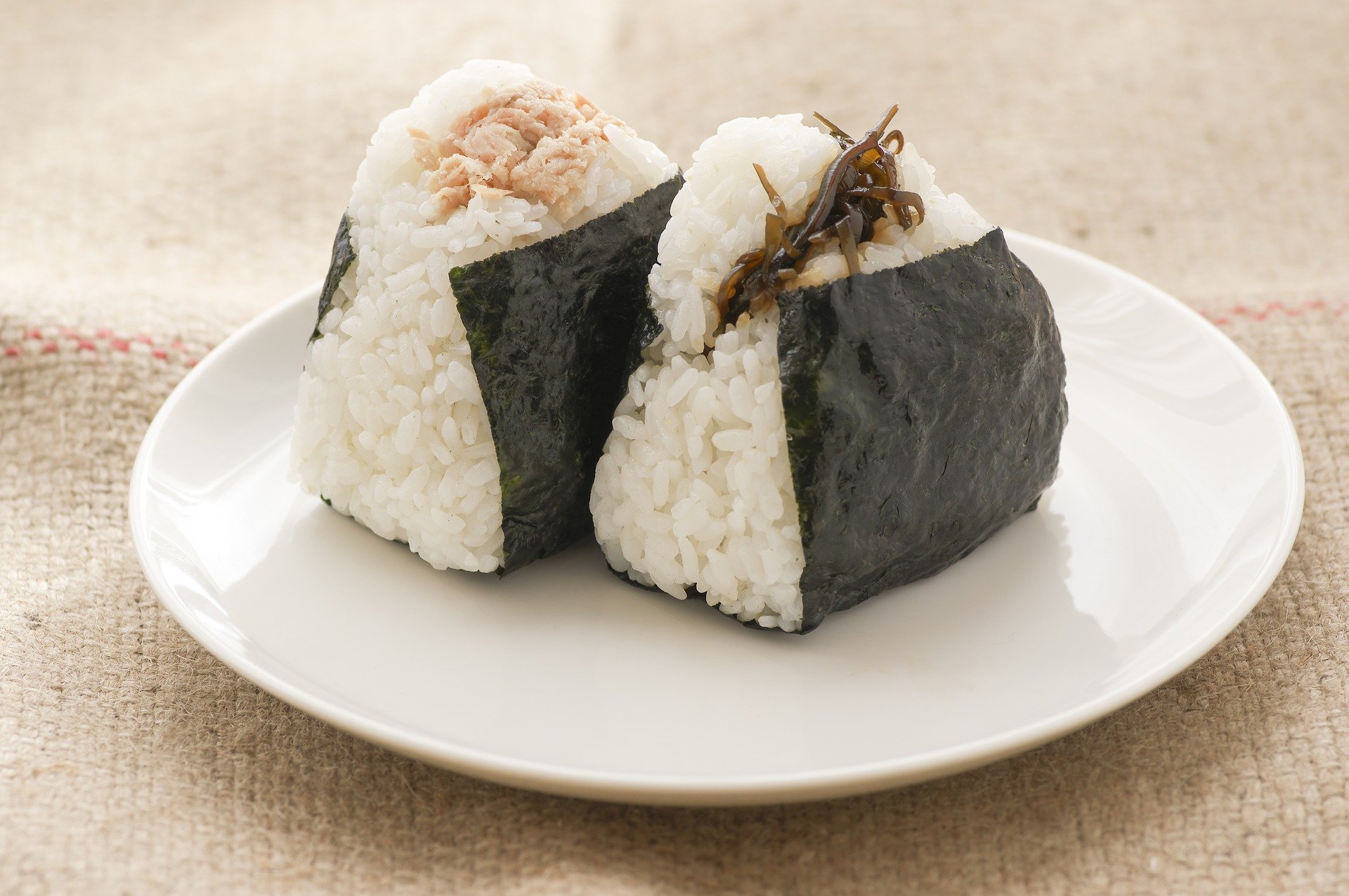 ダイエットには「コンビニおにぎり」!?食べ方のひと工夫で痩せる効果が!
