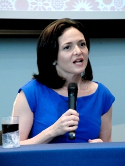サンドバーグ氏が語る女性活用の理想 <br />南場さんが語る男女平等の現実