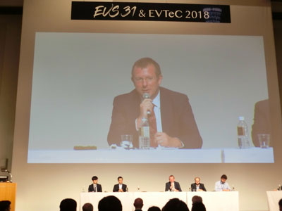 EVS31のパネルディスカッションで発言する、チャージング・インターフェイス・イニシアチブ(CHARIN)代表者