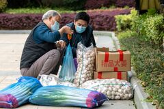 上海封鎖、住民は共同購入や物々交換でしのぐ